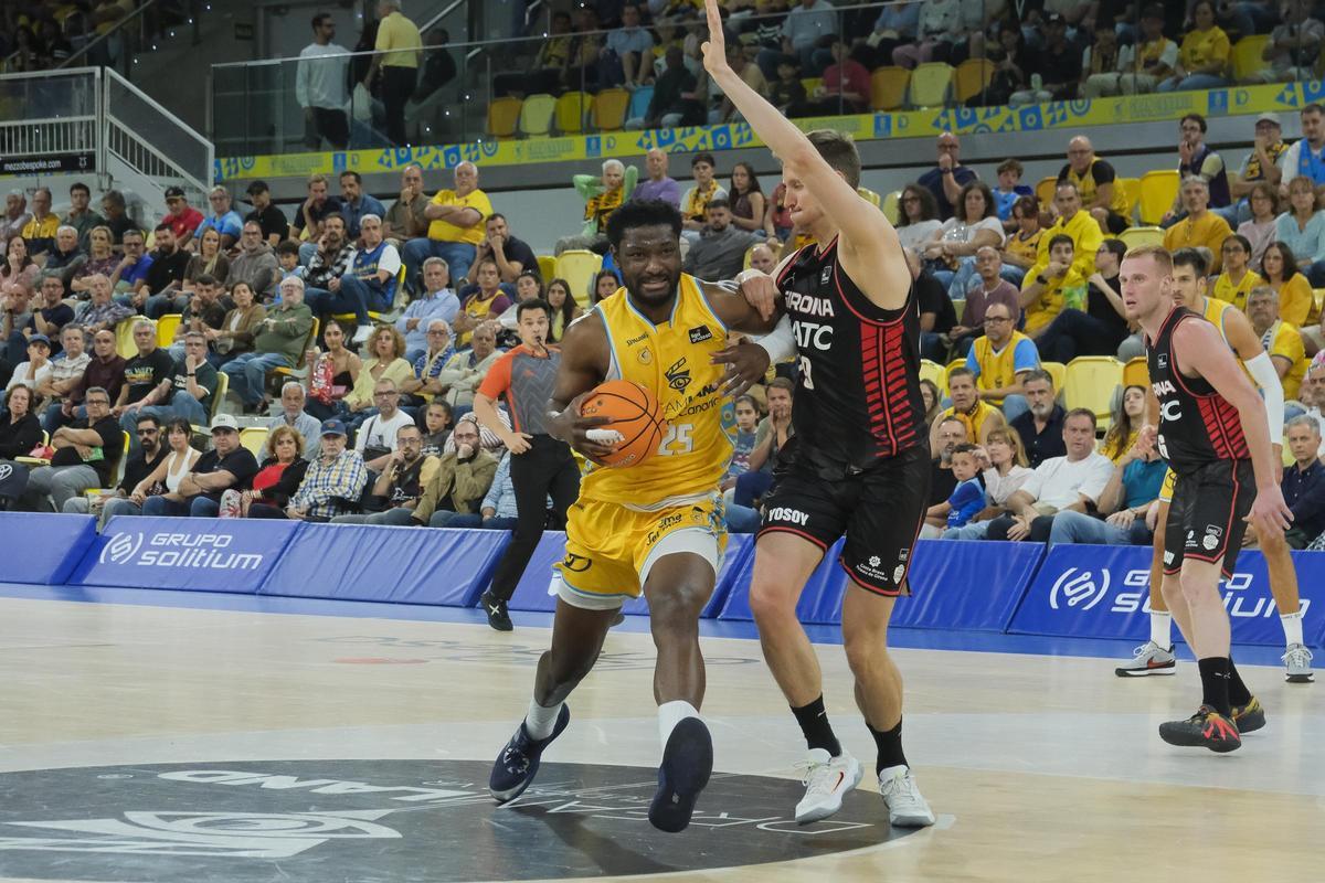 Chimezie Metu es defendido por el jugador del Girona Mindangas Susinskas en el Arena, el pasado sábado.