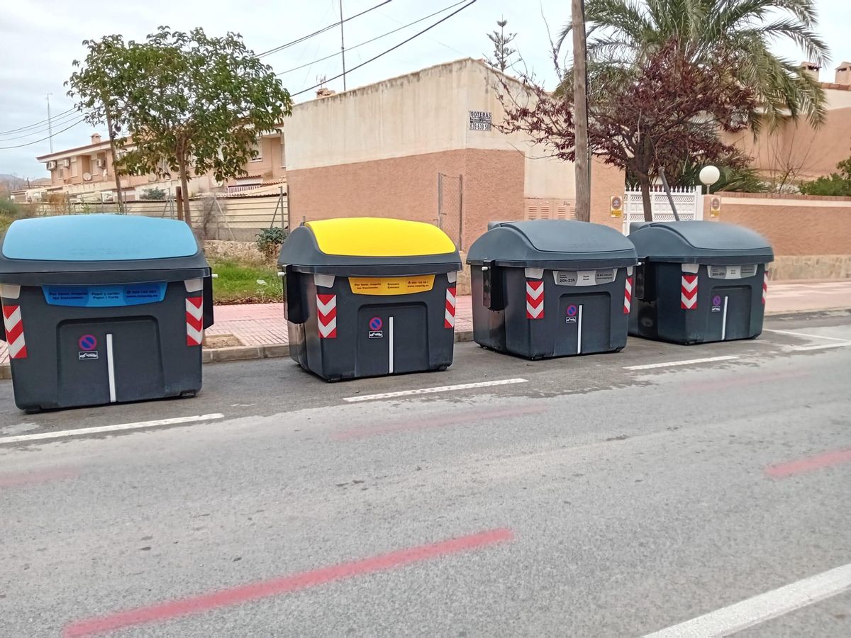 Los nuevos contenedores, instalados en la calle Jávea