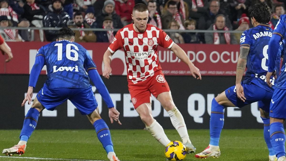 Viktor Tsygankov, davant Diego Rico en l'últim Girona-Getafe de Lliga.