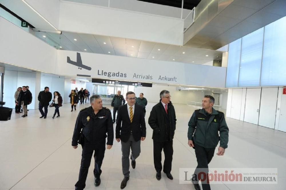 El delegado del Gobierno visita el aeropuerto de Corvera