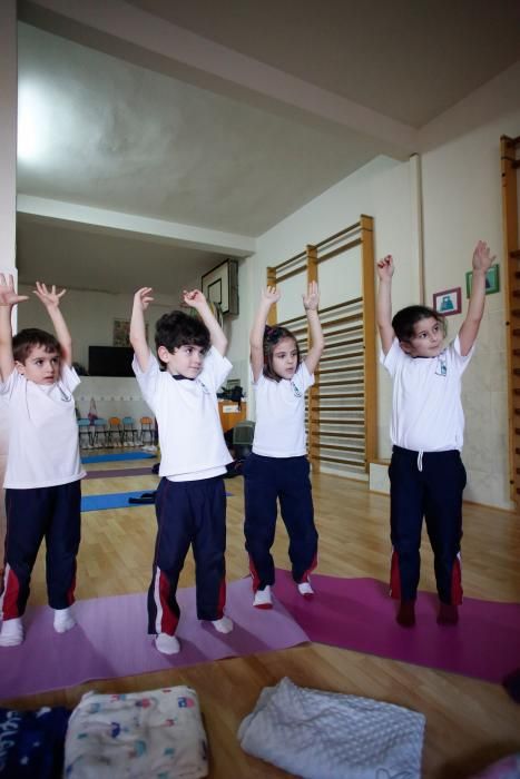 Los alumnos de Las Doroteas hacen yoga en clase.