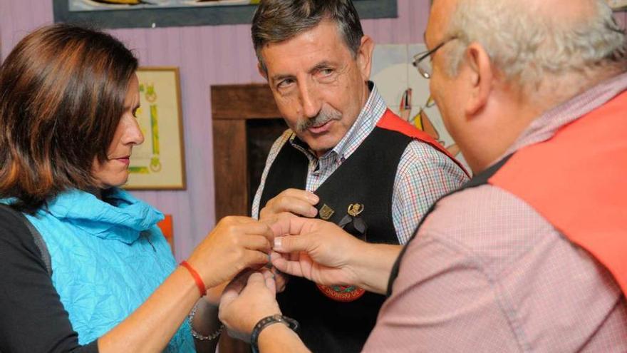 Perurena recibe la insignia de oro de los Amigos de Dionisio de la Huerta.