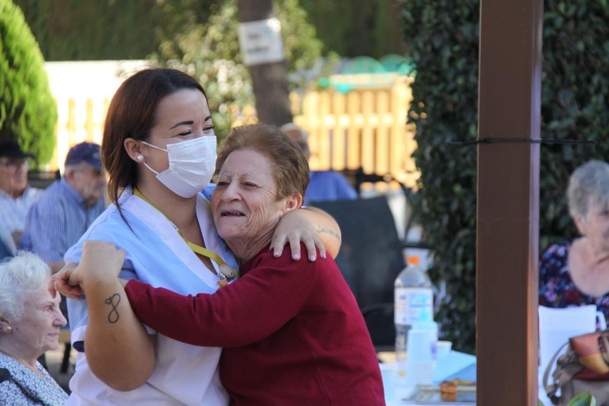 Savia defiende un modelo asistencial que sitúa al residente en el centro de la acción.