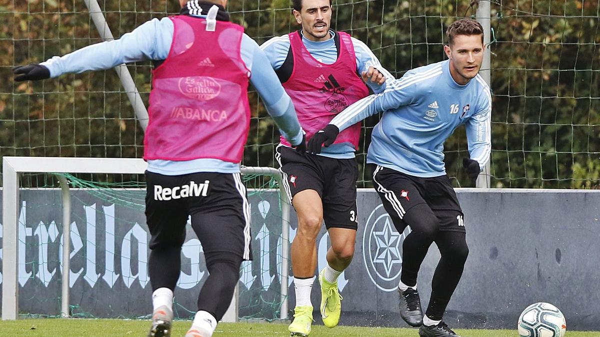 David Costas y Jorge Sáenz, durante un entrenamiento del Celta. |  // ALBA VILLAR