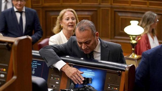 Un diputat de Vox, el 2023, deixa sobre l’escó de Pedro Sánchez al Congrés els auriculars per escoltar la traducció simultània a les llengües cooficials.   | DAVID CASTRO