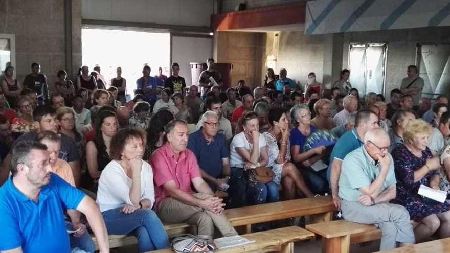 Grupo de afectados de Paramos en la asamblea celebrada en el local de As Penizas. // FdV