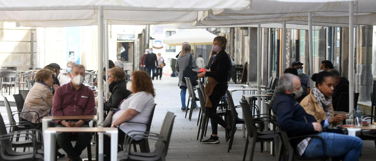 Terraza de un local de hostelería en el centro histórico de Pontevedra.