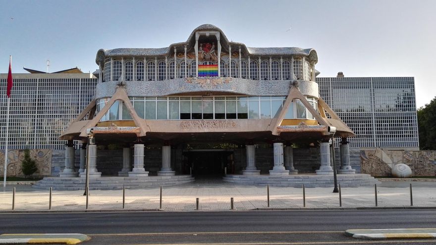 Vox amenaza con acudir a la Justicia si se exhibe la bandera arcoíris en la Asamblea