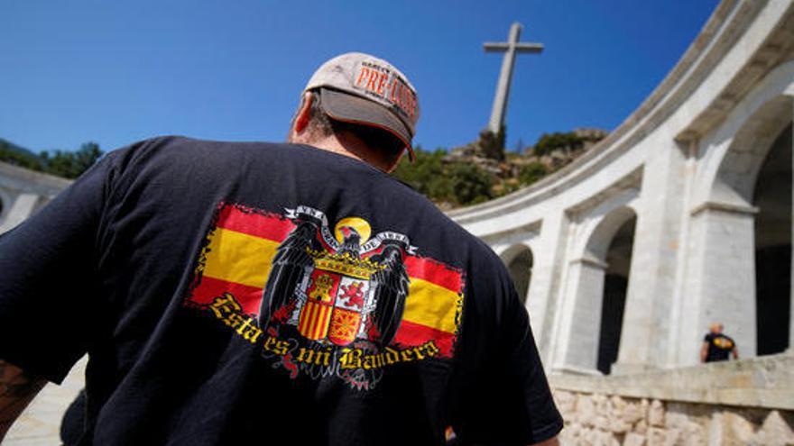 Un home amb una bandera franquista al Valle de los Caídos.