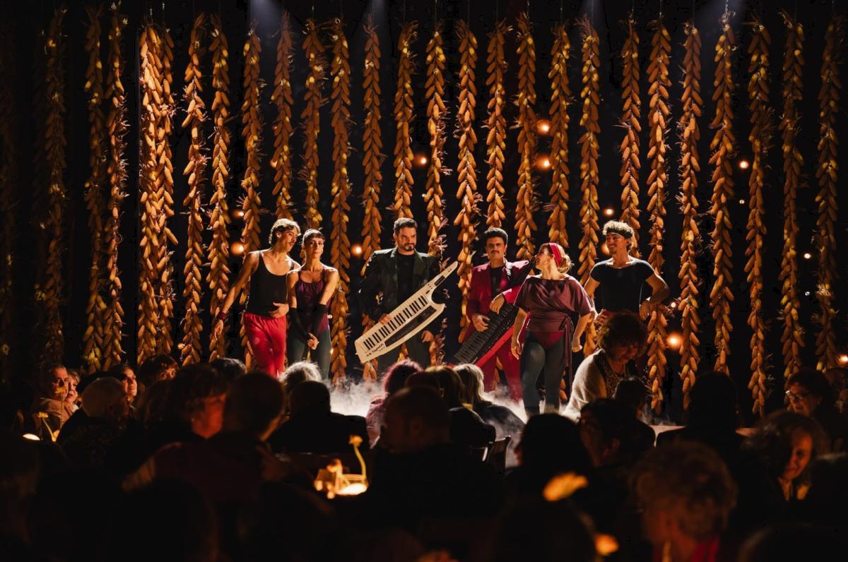 Grande Amore y Rodrigo Cuevas en "Una muerte ideal"