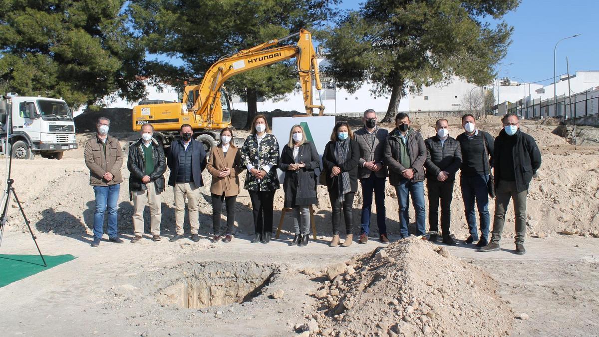 Asistentes a la colocación de la primera piedra de la urbanización.