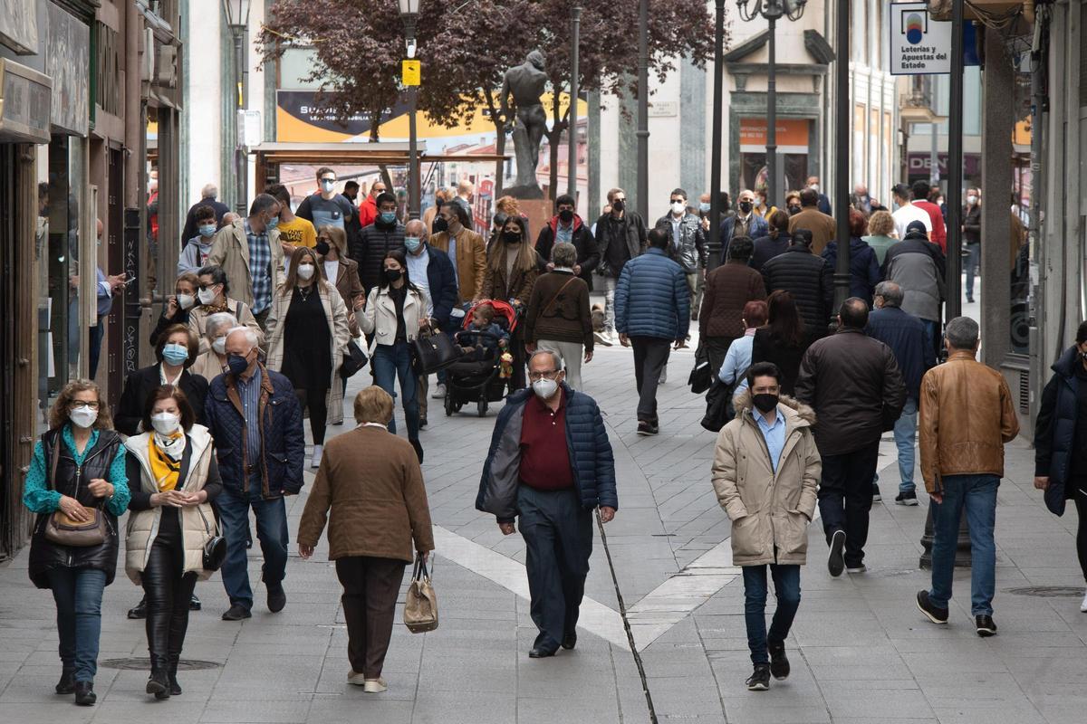Gente paseando por las calles de Zamora durante Semana Santa.
