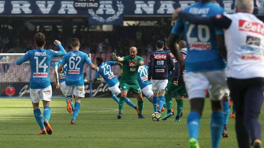 Los jugadores del Nápoles, con Pepe Reina en el centro, celebran el triunfo ante el Chievo. // Cesare Abbate