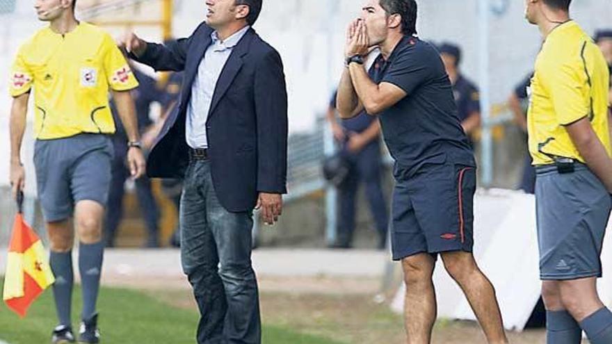 Eusebio y su segundo, Carlos Bayón dan instrucciones a sus jugadores desde la banda.