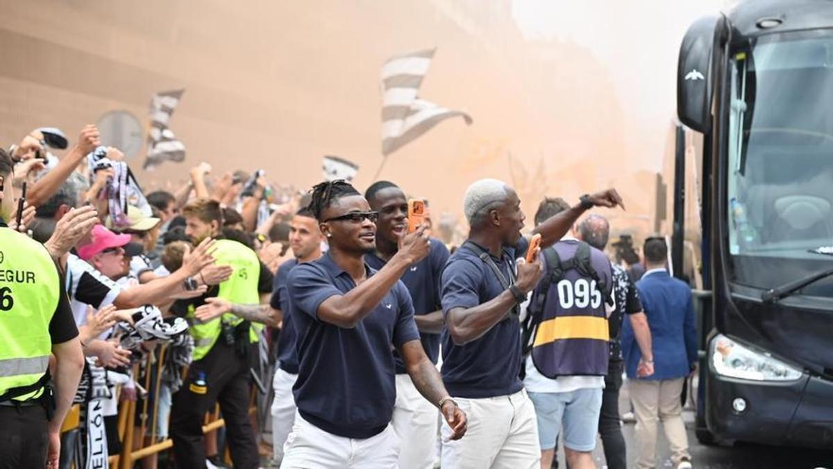 Cipenga, en el centro de la imagen, en el recibimiento de la afición albinegra al Castellón en la previa de su duelo ante el Éibar, en la última jornada.