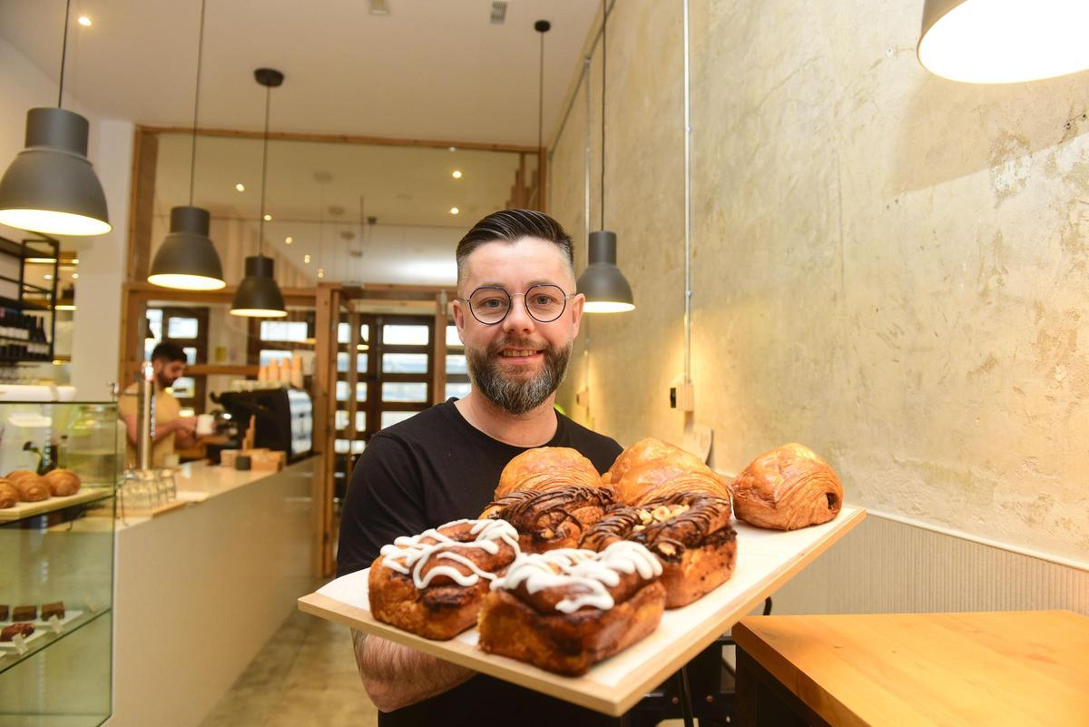 El hostelero Andrés Rodríguez con alguno de los dulces de su cafetería