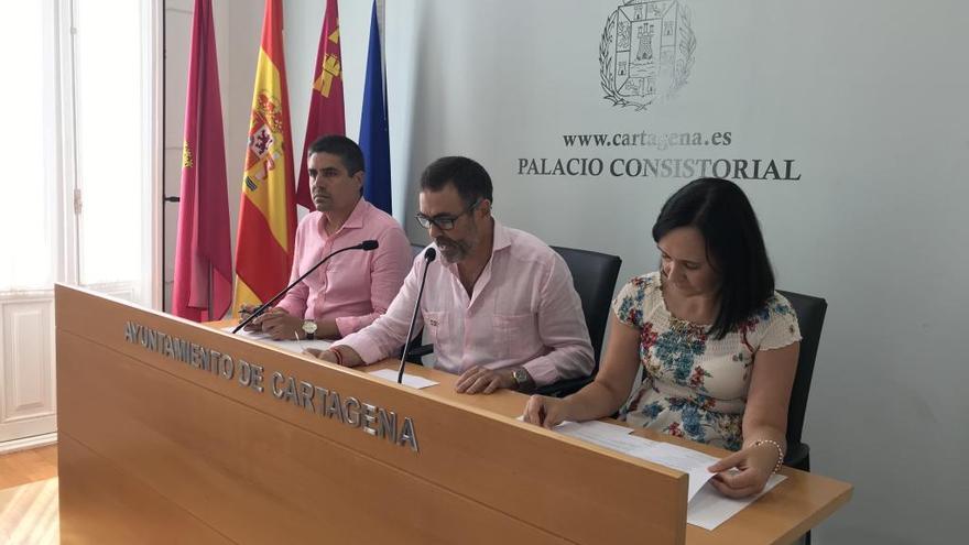 Rueda de prensa de los concejales de MC Jesús Giménez, José López e Isabel García.