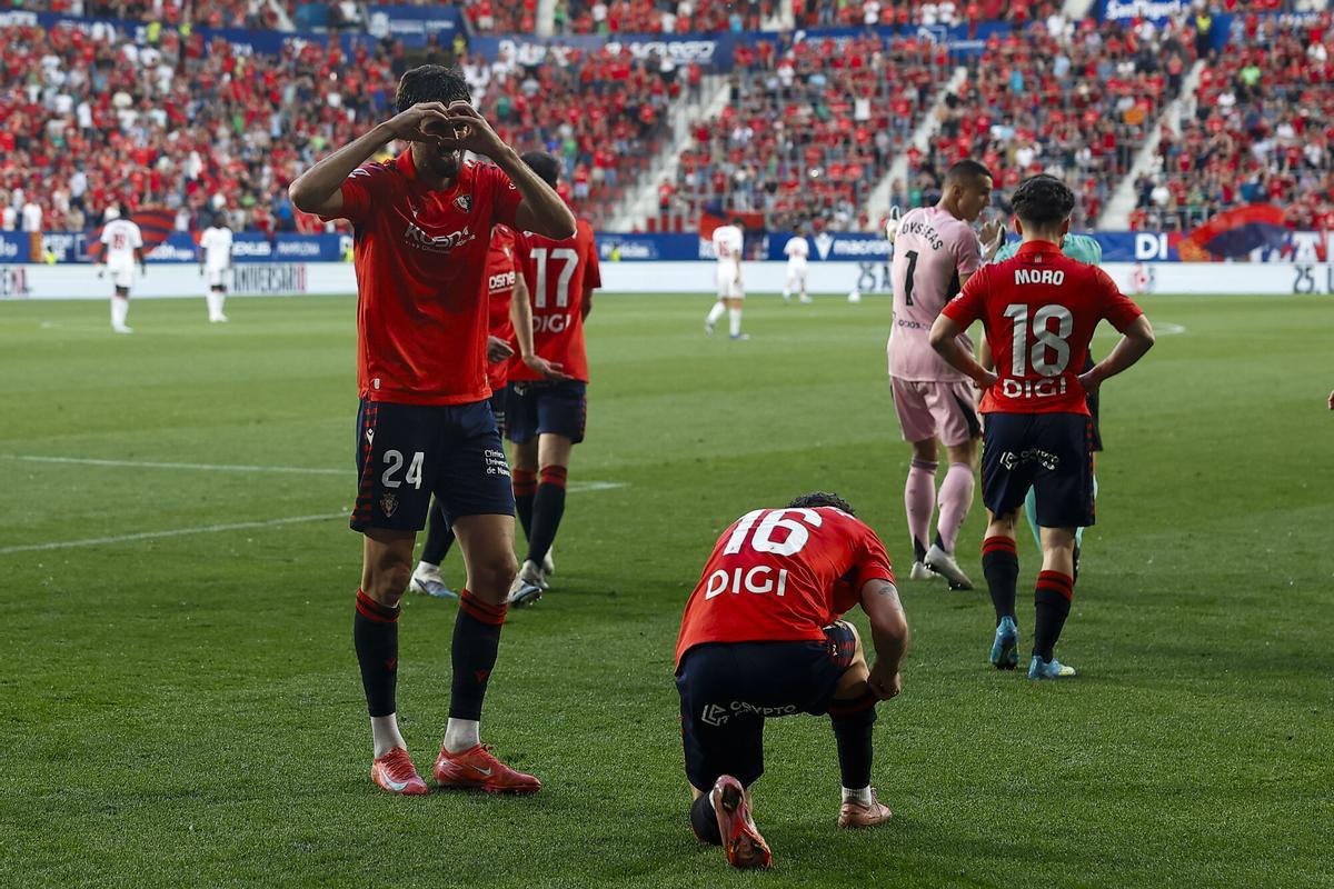 Alejandro Catena celebra el segundo de Osasuna ante el Sevilla, durante el partido de la jornada 32 de LaLiga que CA Osasuna y Sevilla FC disputan este domingo en el estadio de El Sadar