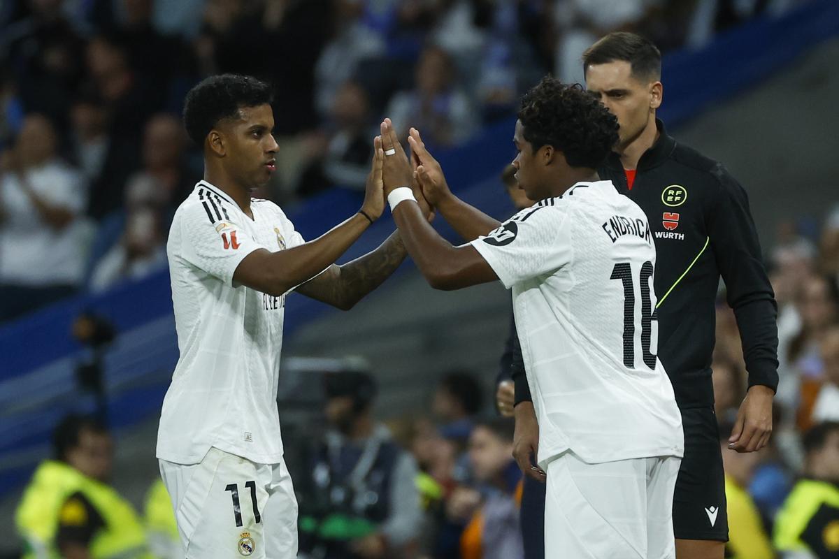 Endrick y Mbappé se saludan en el cambio del Real Madrid.