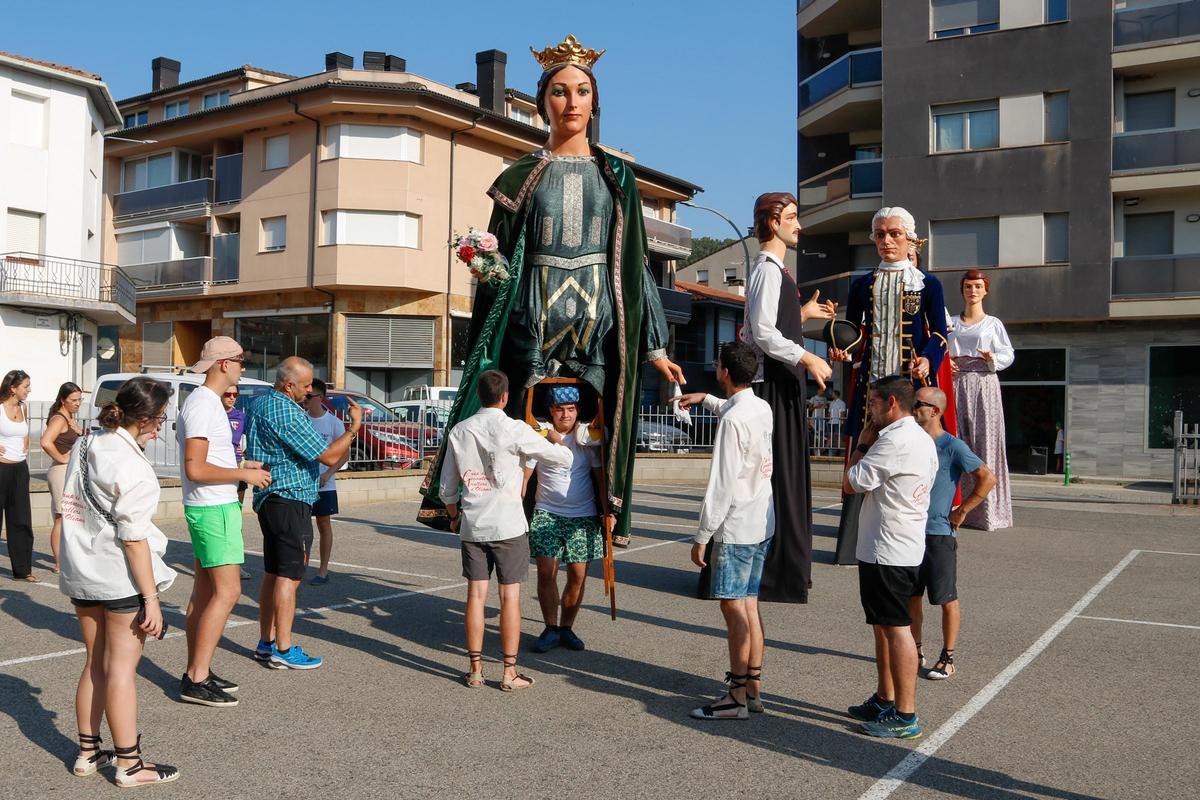 Membres de la colla de Geganters i Grallers d'Oliana ensenyen a dos joves sards veïns d'Oliena a portar gegants