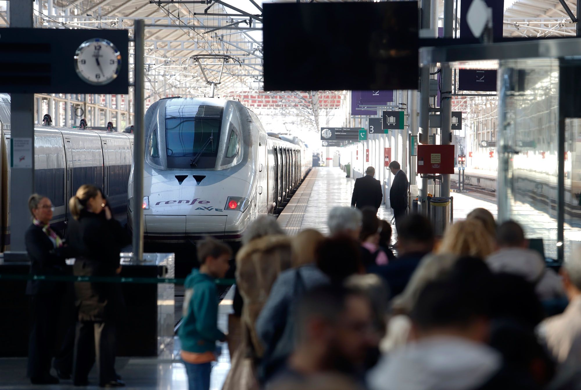 Viajeros del AVE en la estación Málaga María Zambrano, el 23 de diciembre.