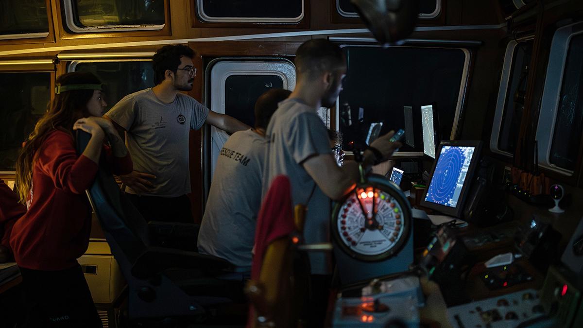 Parte de la tripulación del Open Arms, junto al capitán, el jefe de misión y el segundo oficial, pendientes de los barcos interceptados y realizando segumiento a través de radares.