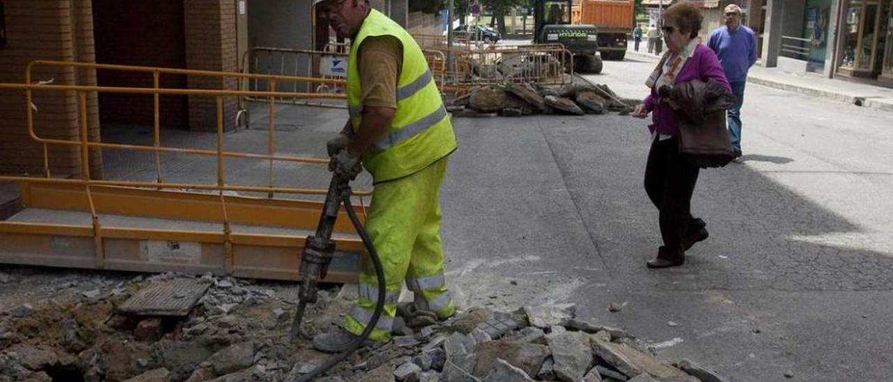 Obras de reforma de la red de aguas en la calle Hermanos González Blanco en mayo de 2012.