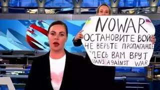 Una activista contra la guerra irrumpe con una pancarta en el informativo de la TV rusa
