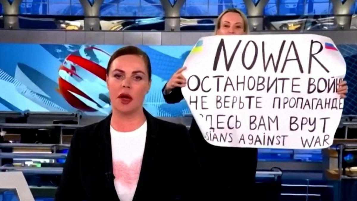 Una periodista rusa interrumpe un noticiario para lanzar un mensaje antiguerra