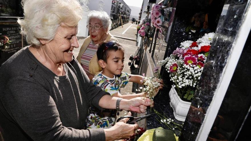 Flores por la memoria en los camposantos gijoneses: &quot;Es imposible no emocionarse&quot;