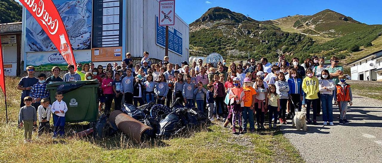 El grupo de voluntarios que participaron ayer en la jornada “Pajares en verde”. | Club Ski Elit Mirios