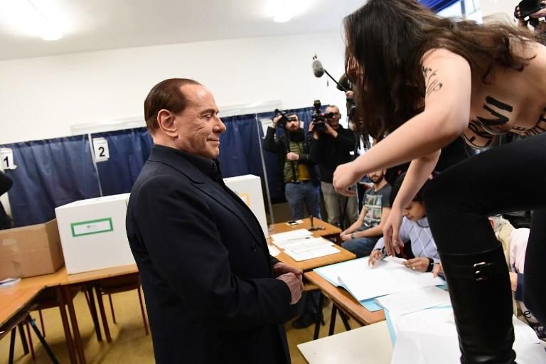 Una activista de Femen irrumpió en el colegio electoral de Silvio Berlusconi.