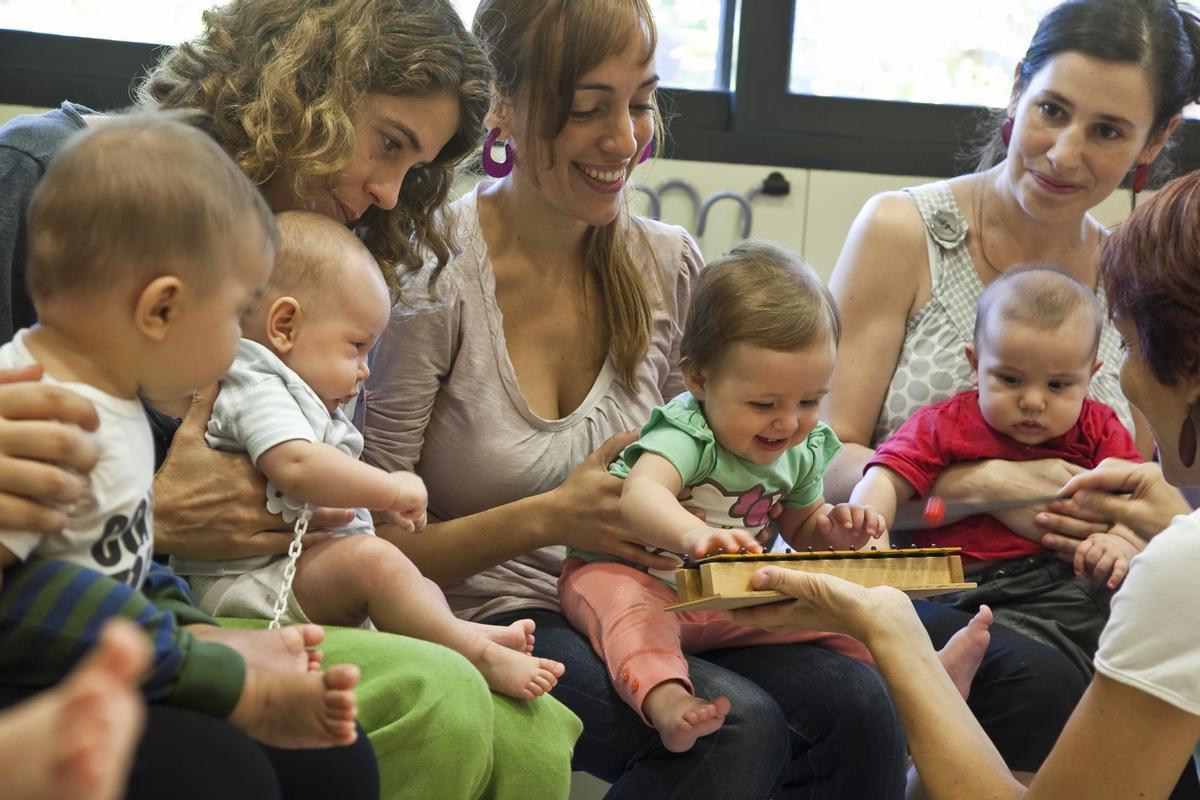 Imagen de archivo de un grupo de madres con sus bebés.