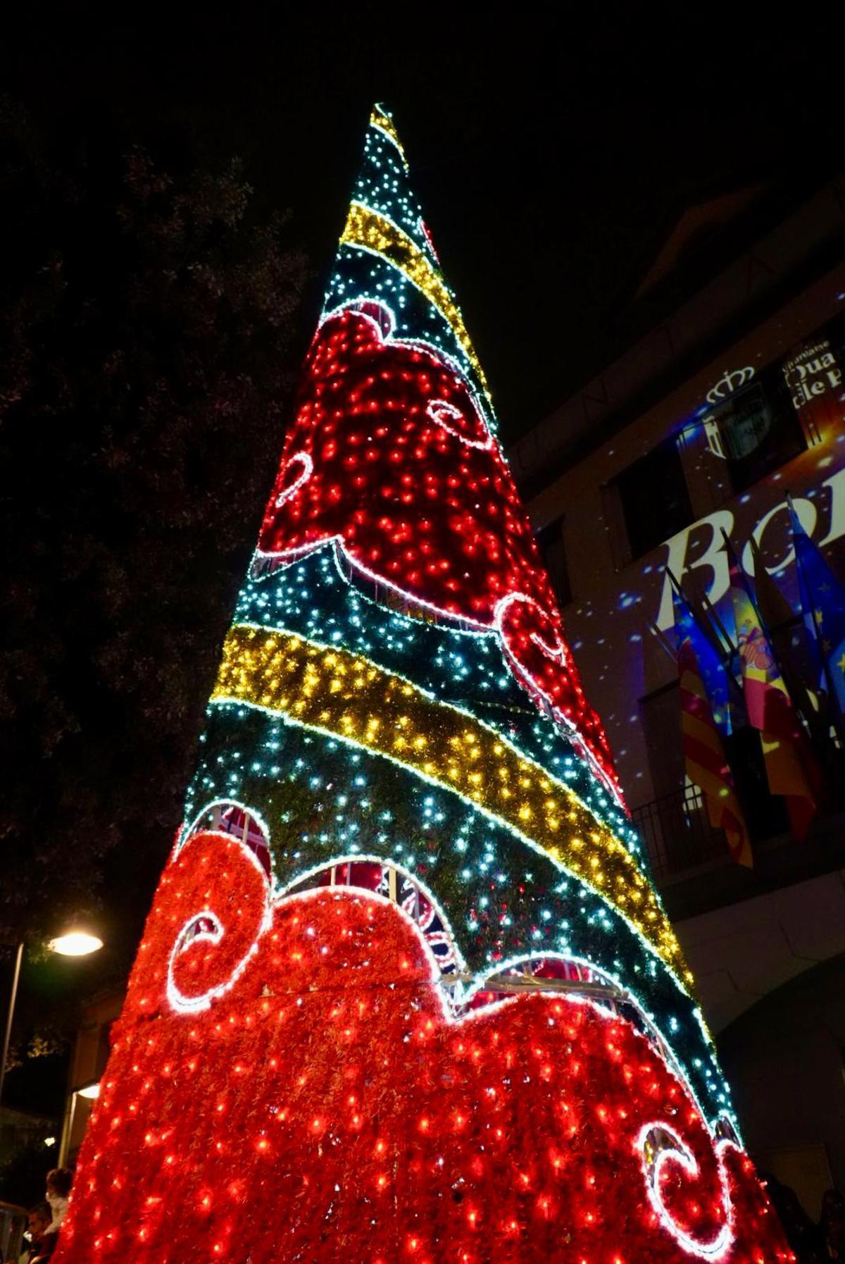 Un espectacular árbol navideño frente a las puertas del ayuntamiento de Quart de Poblet