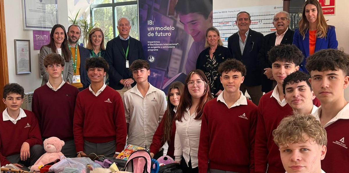 Alumnos donan un millar de  juguetes a Cáritas | ÁGORA PORTALS