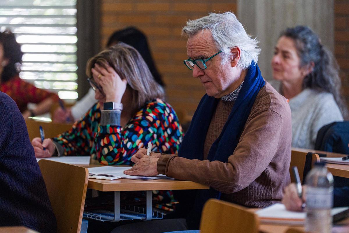 Alumnos de la Universitat de l'Expèriencia, de la UB, en clase.