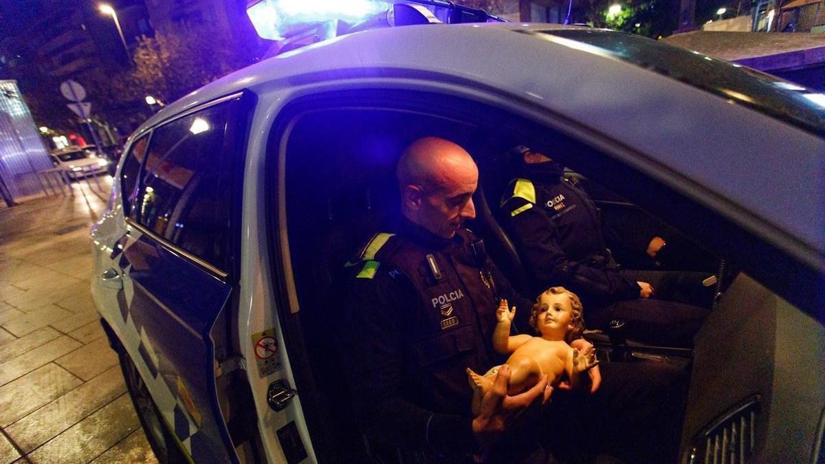 La Policia Local de Barberà del Vallès s'emporta al nen Jesús del pessebre municipal a comissaria.