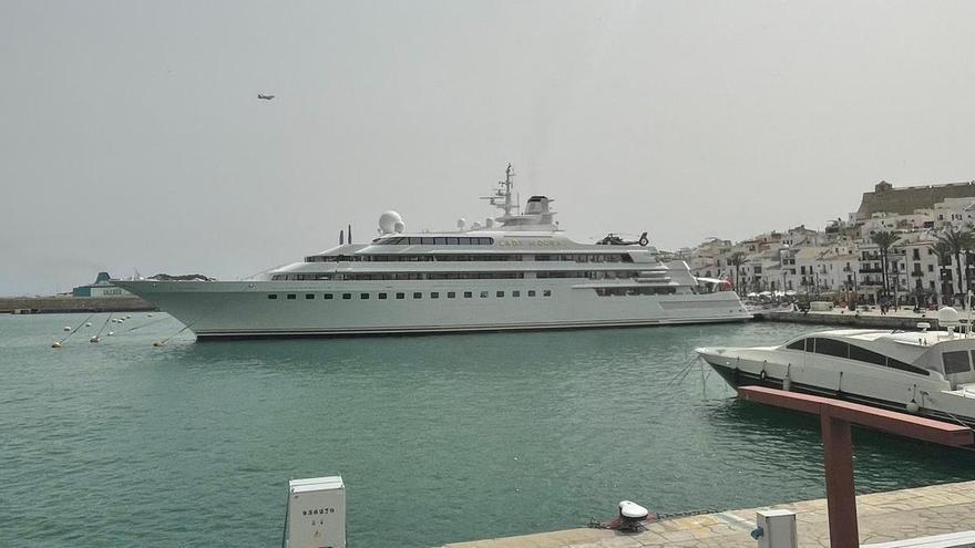 El megayate &#039;Lady Moura&#039; estrena la temporada en la nueva marina del puerto de Ibiza