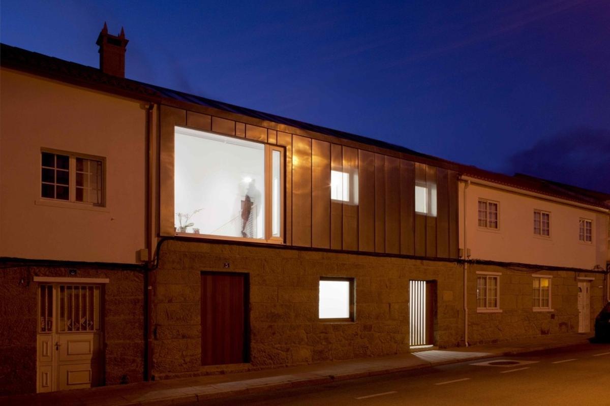 Premio Gran de Area 2014, del COAG, por una casa en Silleda, y Mención Especial Premio Juana de Vega de Arquitectura 2014.