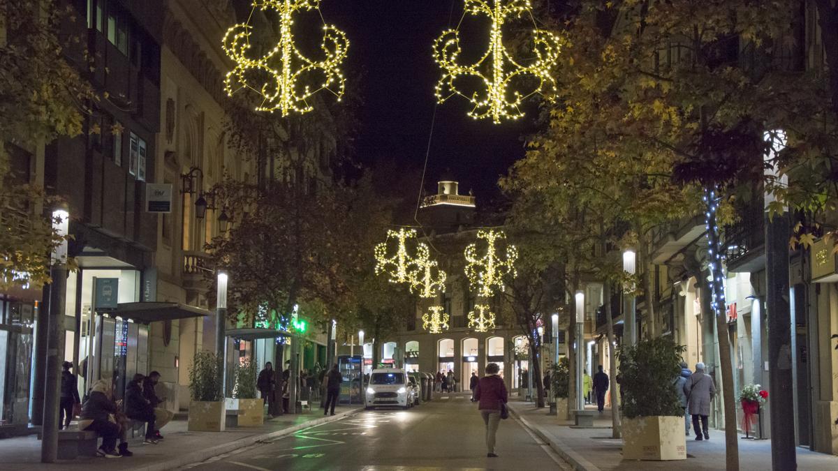 El carrer Guimerà de Manresa amb els llums de Nadal encesos