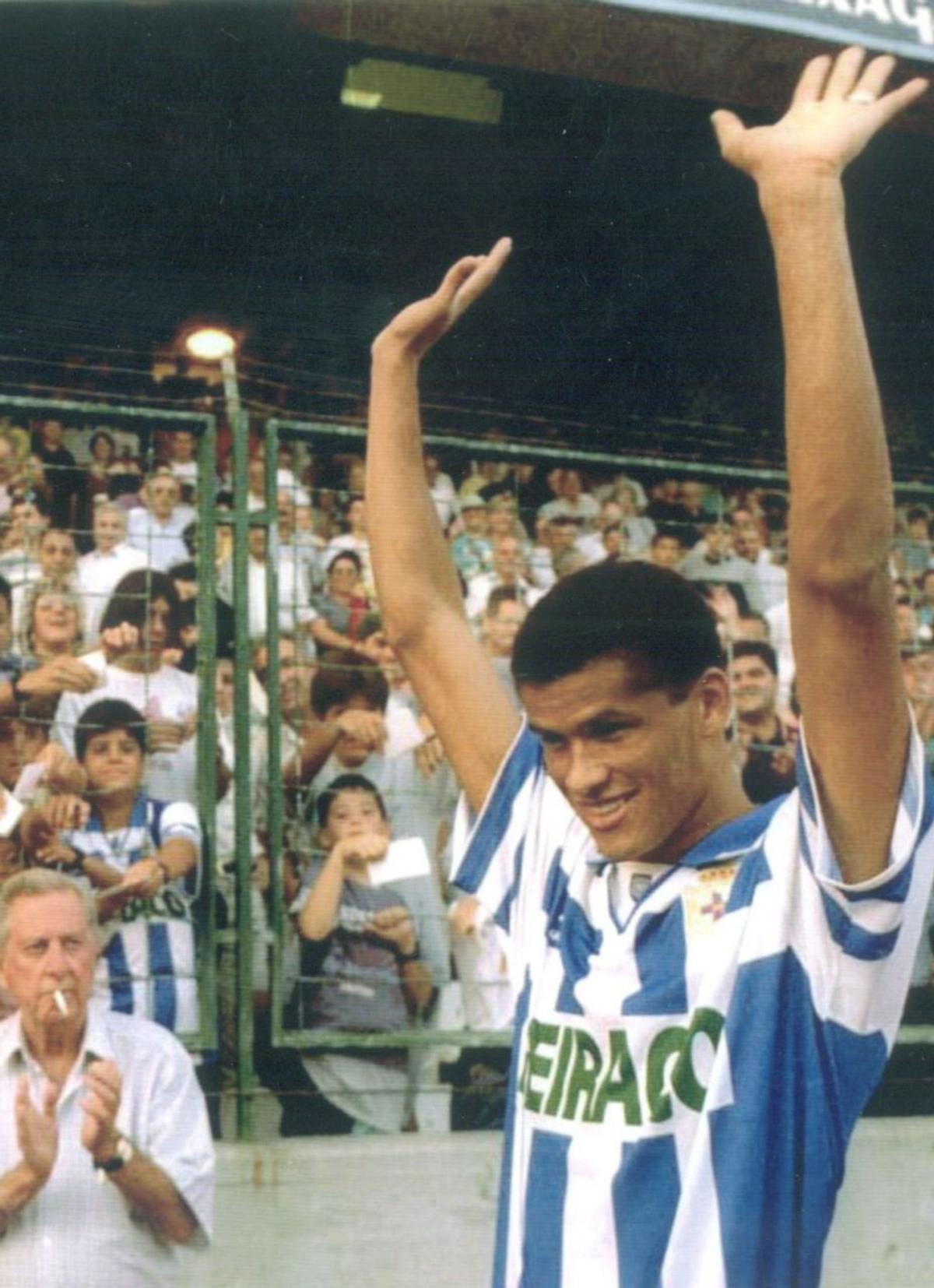 Rivaldo saluda a Riazor desde el césped del estadio en 1996. |  // EFE