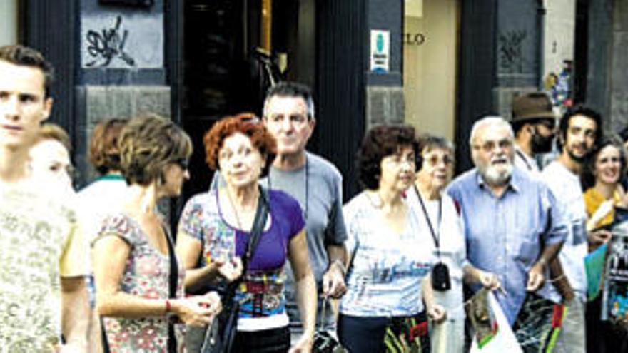 Una imagen de la cadena humana formada ayer alrededor del Parlamento, en Santa Cruz de Tenerife.