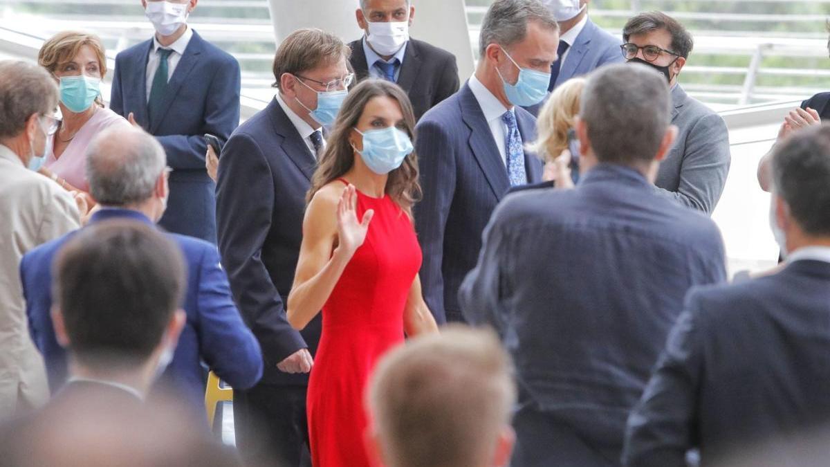 La reina Letizia rescata en València su misterioso vestido rojo