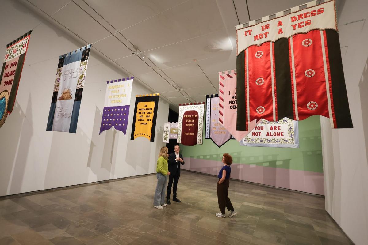Algunos de los emblemas de la exposición 'The Subversive Stich'.
