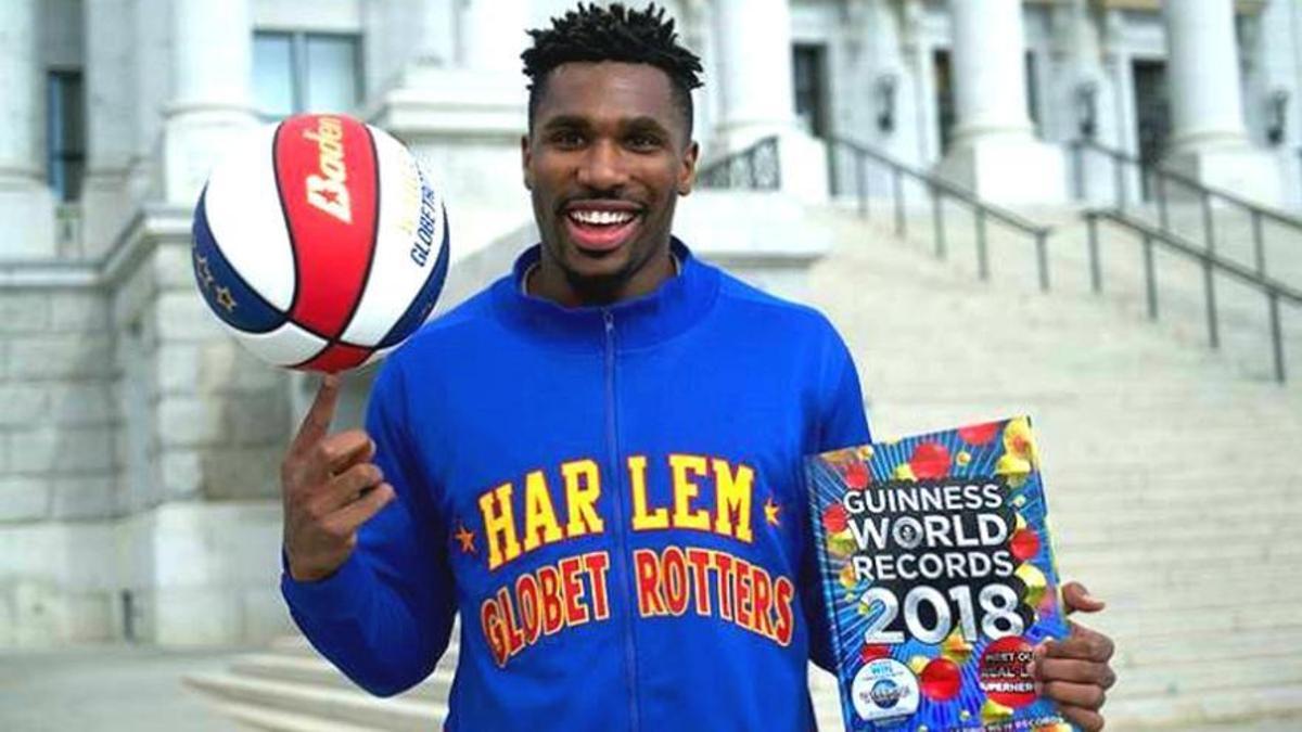 Corey 'Law' Thunder, jugador de los Harlem Globetrotters, después de batir uno de sus múltiples récords.