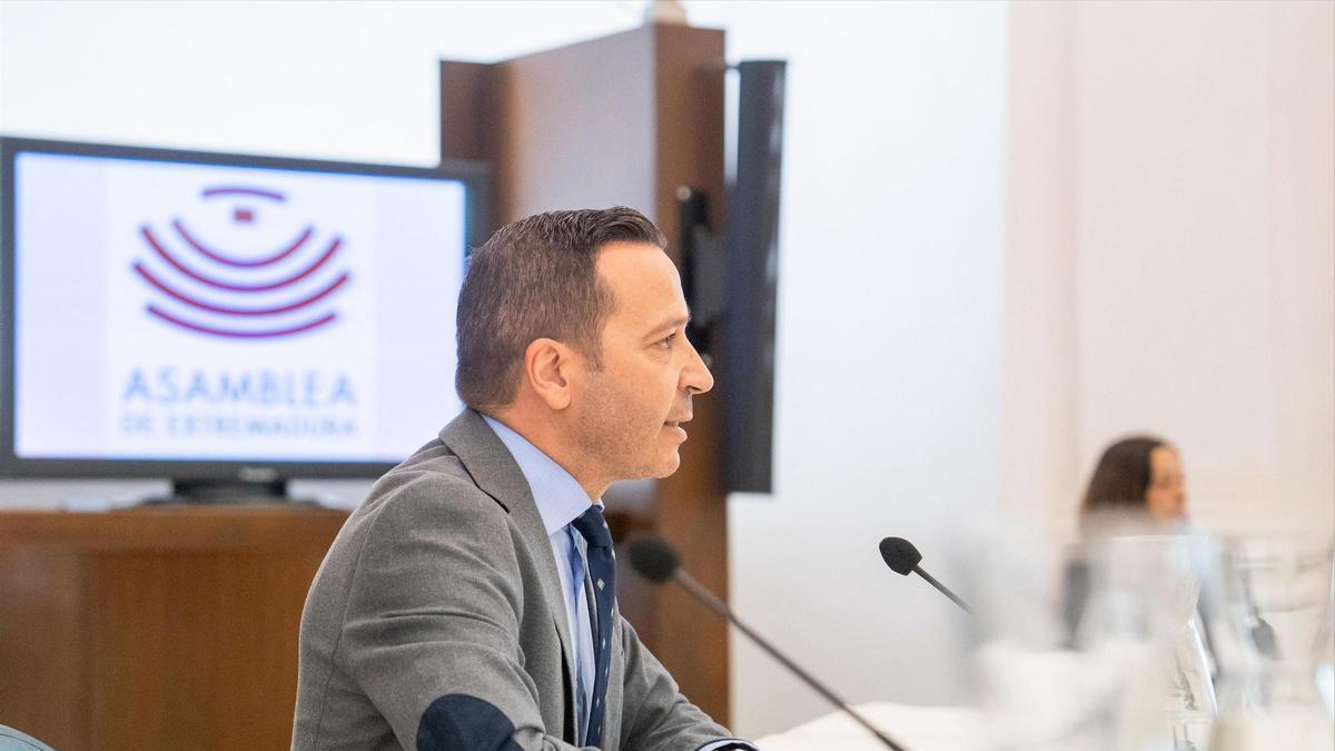 El vicepresidente y consejería de Desregulación, Servicios Sociales y Familia, Óscar Fernández Calle, comparecen en la comisión de Presupuestos de la Asamblea para desgranar las partidas que gestionará su departamento.
