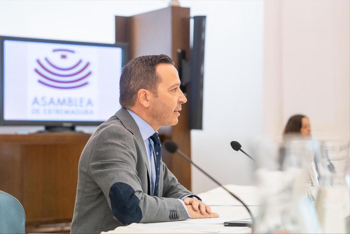 El vicepresidente y consejería de Desregulación, Servicios Sociales y Familia, Óscar Fernández Calle, comparecen en la comisión de Presupuestos de la Asamblea para desgranar las partidas que gestionará su departamento.