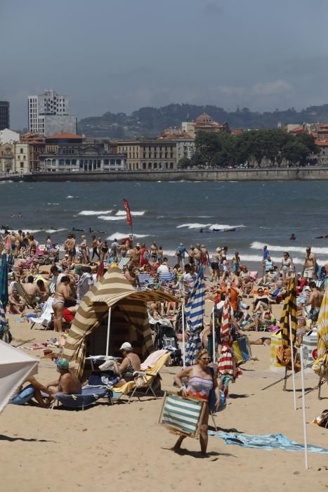 El primer fin de semana de verano llena las playas