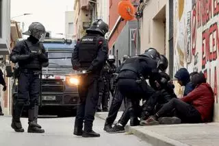 Los Mossos desalojan un centro social y una vivienda 'okupados' de Terrassa