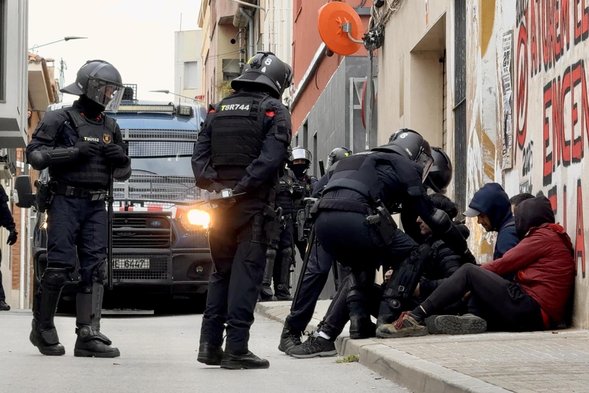 Desalojo de un centro social 'okupado' en Terrassa.